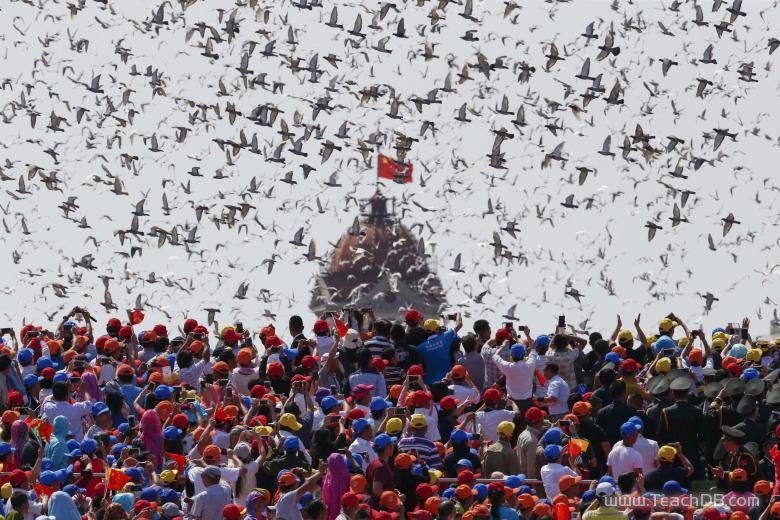 Tausende Tauben werden während der Parade in Peking freigelassen